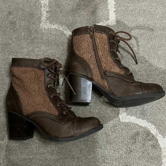 Francesca’s Katherine/Katina brown lace up zip up booties - Picture 3 of 17
